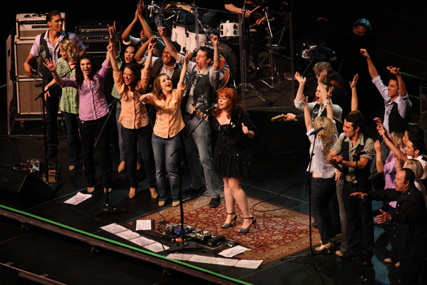 Actress Kirsten Vangsness with Cal State Fullerton students.