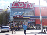 A busy street in front of Buenos Aires supermarket