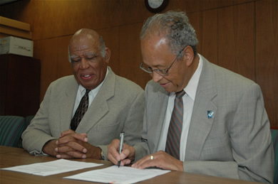 Dr. Orlando L. Taylor (left), Vice Provost for Research and Dean of the Howard University Graduate School and CSUF President Milton A. Gordon signed the agreement on Friday, August 17 establishing a pre-doctoral teaching internship for Howard doctoral students.