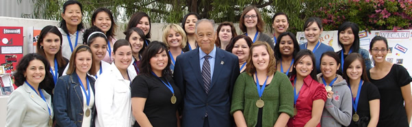 President Gordon poses with a large group of medal recipients.