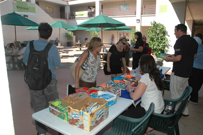 Calories and news: students attending fall classes at Cal State Fullerton&rsquo;s Irvine Campus were greeted Aug. 22 with sweet treats and information during the annual &ldquo;Snack Attack,&rdquo; a part of the university&rsquo;s Titan Weeks of Welcome.